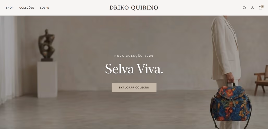 Abertura do site com o nome da marca em tipografia de grande escala