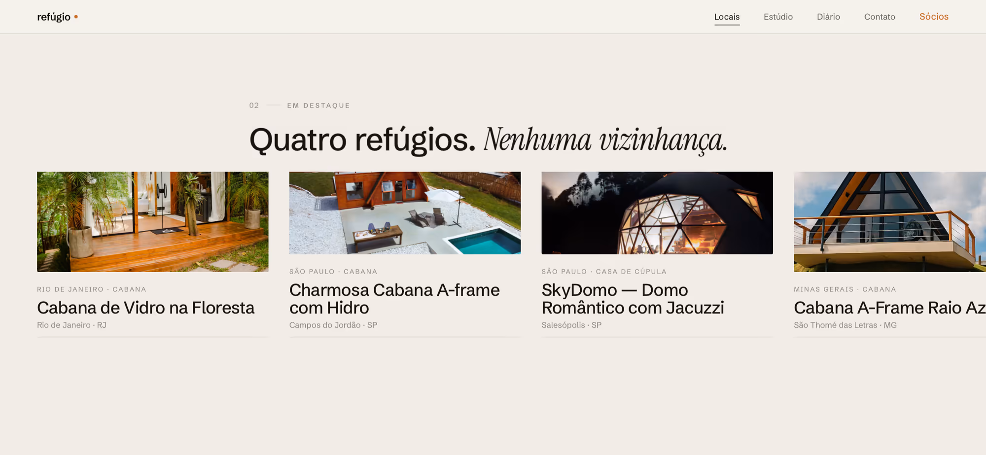 Catálogo editorial das cabanas, com quatro locais listados e suas fotografias